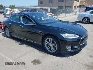2013 Tesla Model S Performance с VIN 5YJSA1CP6DFP08779, выставлен на аукционе IAAI как лот 42172960 с пробегом 136 450 миль миль и . История ставок и продаж доступна на DreamBid. Изображение 1.