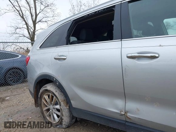 2018 Kia Sorento LX V6 with VIN 5XYPGDA54JG368009, listed as a IAAI auction lot 41986830 with 110,478 mi miles. Bid and sale history available at carsss.com. Image 6.