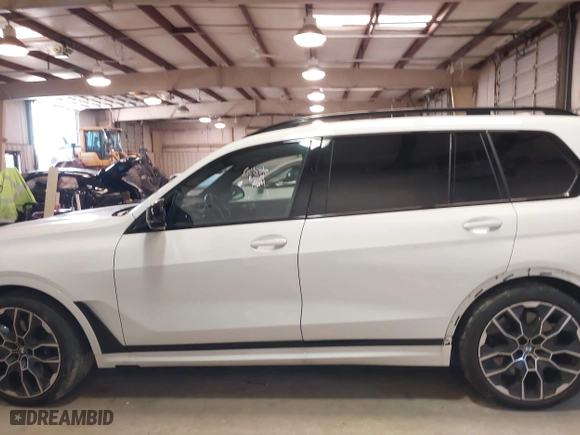 2024 BMW X7 M60i with VIN 5UX33EM04R9T72699, listed as a IAAI auction lot 41296464 with 39,785 mi miles. Bid and sale history available at carsss.com. Image 15.