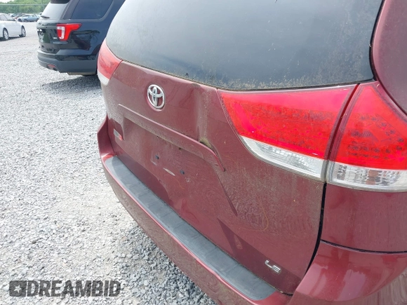 2011 Toyota Sienna LE AAS with VIN 5TDKK3DC2BS003748, listed as a IAAI auction lot 42142090 with 246,737 mi miles. Bid and sale history available at carsss.com. Image 6.