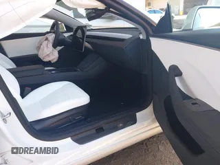 2025 Tesla Model 3 Long Range z VIN 5YJ3E1EB9SF885771, wystawiony jako IAAI lot #42158734 z przebiegiem 3480 mil mil oraz . Historia ofert i sprzedaży dostępna na DreamBid. Obrazek 5.