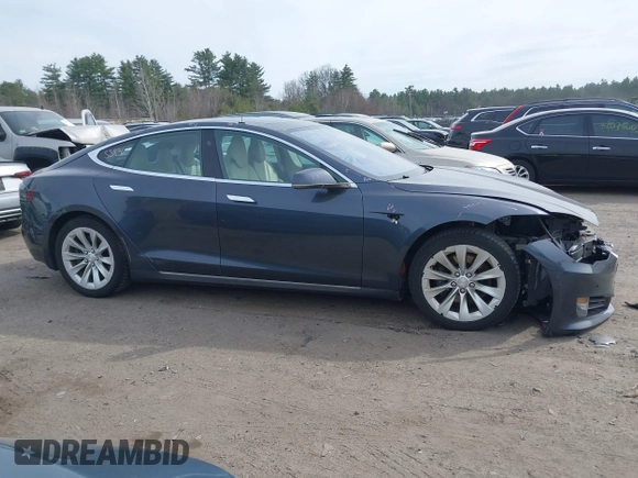 2017 Tesla Model S 100D z VIN 5YJSA1E28HF229836, wystawiony jako IAAI lot #42011901 z przebiegiem 81 012 mil mil oraz . Historia ofert i sprzedaży dostępna na DreamBid. Obrazek 14.