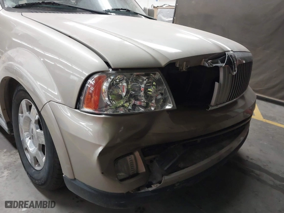 2005 Lincoln Navigator Luxury with VIN 5LMFU275X5LJ19216, listed as a IAAI auction lot 41641059 with 133,888 mi miles. Bid and sale history available at carsss.com. Image 6.