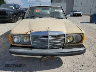 1982 Mercedes-Benz 300 300D-T with VIN WDBAB33A7CB008365, listed as a Copart auction lot 80248424 with 234,488 mi miles and Clean Title. Bid and sale history available at carsss.com. Image 5.