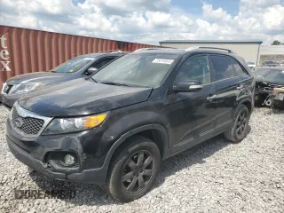 2013 Kia Sorento LX z VIN 5XYKT3A62DG416989, wystawiony jako Copart lot #55416865 z przebiegiem 280 489 mil mil oraz Tytuł czysty. Historia ofert i sprzedaży dostępna na DreamBid. Obrazek 1.