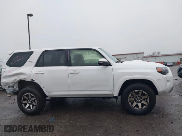 2024 Toyota 4Runner TRD Off Road z VIN JTERU5JR5R6267713, wystawiony jako IAAI lot #41096138 z przebiegiem 2 925 mil mil oraz . Historia ofert i sprzedaży dostępna na DreamBid. Obrazek 13.