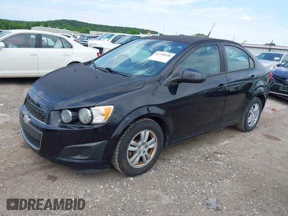 2012 Chevrolet Sonic LS z VIN 1G1JA5SH8C4218047, wystawiony jako IAAI lot #42338548 z przebiegiem 97 348 mil mil oraz . Historia ofert i sprzedaży dostępna na DreamBid. Obrazek 2.