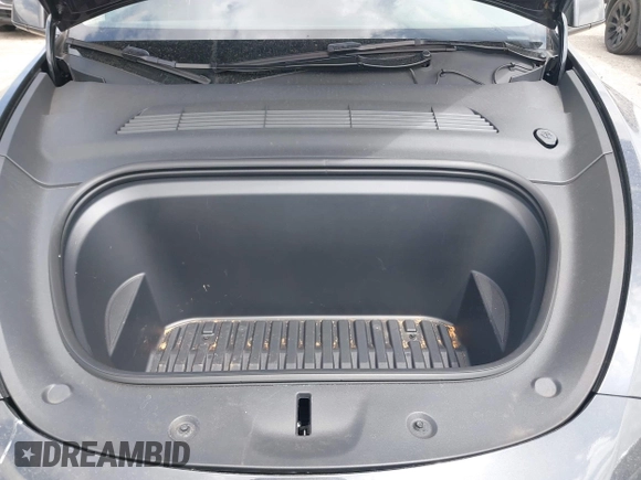 2024 Tesla Model Y Long Range with VIN 7SAYGDEE2RA318579, listed as a IAAI auction lot 41911015 with 9,277 mi miles. Bid and sale history available at carsss.com. Image 10.