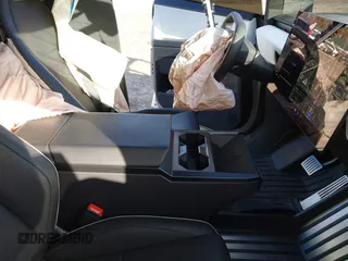 2024 Tesla Cybertruck z VIN 7G2CEHED5RA015790, wystawiony jako IAAI lot #41587683 z przebiegiem 5 867 mil mil oraz . Historia ofert i sprzedaży dostępna na DreamBid. Obrazek 5.