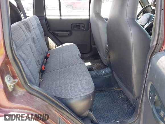 2000 Jeep Cherokee z VIN 1J4FF48S7YL129654, wystawiony jako IAAI lot #42201026 z przebiegiem 272 922 mil mil oraz . Historia ofert i sprzedaży dostępna na DreamBid. Obrazek 8.