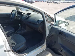 2014 Ford Fiesta S z VIN 3FADP4AJXEM211776, wystawiony jako IAAI lot #42574815 z przebiegiem 174 043 mil mil oraz . Historia ofert i sprzedaży dostępna na DreamBid. Obrazek 5.