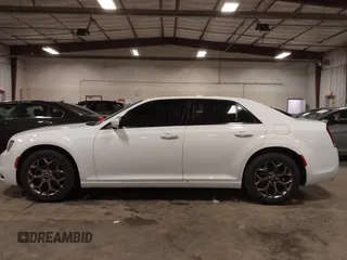 2015 Chrysler 300 S z VIN 2C3CCAGG7FH923212, wystawiony jako IAAI lot #42212494 z przebiegiem 105 000 mil mil oraz . Historia ofert i sprzedaży dostępna na DreamBid. Obrazek 14.