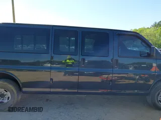 2017 Chevrolet Express Passenger LT z VIN 1GAZGPFGXH1166220, wystawiony jako IAAI lot #42018697 z przebiegiem 206 940 mil mil oraz . Historia ofert i sprzedaży dostępna na DreamBid. Obrazek 13.