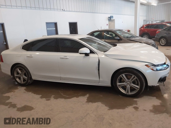 2019 Volvo S90 Momentum with VIN LVY102AK5KP081791, listed as a IAAI auction lot 41632562 with 117,384 mi miles. Bid and sale history available at carsss.com. Image 13.