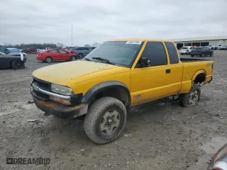 2002 Chevrolet S-10 LS with VIN 1GCCT19W128251633, listed as a Copart auction lot 44657705 with 181,895 mi miles and Clean Title. Bid and sale history available at carsss.com. Image 1.