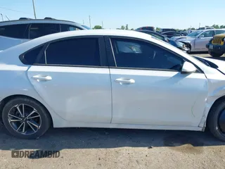 2022 Kia Forte LXS z VIN 3KPF24AD9NE490305, wystawiony jako IAAI lot #41979052 z przebiegiem 80 334 mil mil oraz . Historia ofert i sprzedaży dostępna na DreamBid. Obrazek 13.