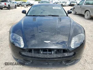 2015 Aston Martin Vantage z VIN SCFEBBAL2FGC18949, wystawiony jako Copart lot #54389965 z przebiegiem Nie podano mil oraz Szkody całkowita. Historia ofert i sprzedaży dostępna na DreamBid. Obrazek 5.