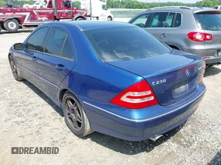 2004 Mercedes-Benz C 230 Kompressor z VIN WDBRF40J24F495227, wystawiony jako IAAI lot #42285246 z przebiegiem 200 008 mil mil oraz . Historia ofert i sprzedaży dostępna na DreamBid. Obrazek 3.