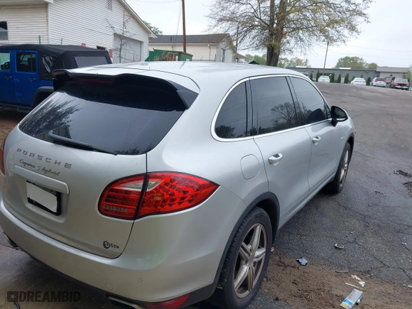 2012 Porsche Cayenne S Hybrid with VIN WP1AE2A2XCLA90082, listed as a IAAI auction lot 41960714 with 139,081 mi miles. Bid and sale history available at carsss.com. Image 4.