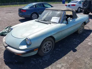 1983 Alfa Romeo Spider Veloce z VIN ZARBA5411D1016042, wystawiony jako IAAI lot #42214912 z przebiegiem 51 581 mil mil oraz . Historia ofert i sprzedaży dostępna na DreamBid. Obrazek 2.