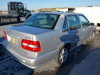 1998 Volvo S70 with VIN YV1LS5571W1502619, listed as a IAAI auction lot 40957692 with 268,926 mi miles. Bid and sale history available at carsss.com. Image 4.