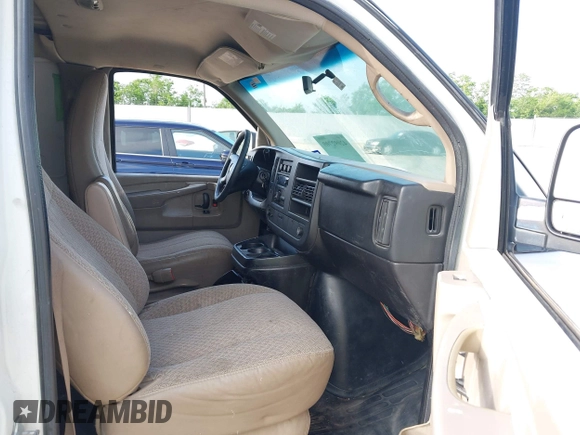 2012 Chevrolet Express Cargo z VIN 1GCSGAFX3C1119397, wystawiony jako IAAI lot #42092709 z przebiegiem 190 851 mil mil oraz . Historia ofert i sprzedaży dostępna na DreamBid. Obrazek 5.