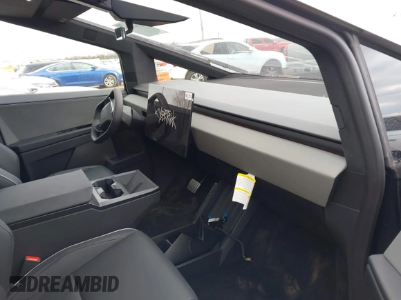 2024 Tesla Cybertruck z VIN 7G2CEHED6RA042416, wystawiony jako IAAI lot #41324245 z przebiegiem 332 mil mil oraz . Historia ofert i sprzedaży dostępna na DreamBid. Obrazek 5.
