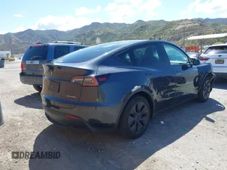 2024 Tesla Model Y Long Range z VIN 7SAYGAEE8RF198286, wystawiony jako IAAI lot #41950454 z przebiegiem 7 611 mil mil oraz . Historia ofert i sprzedaży dostępna na DreamBid. Obrazek 4.