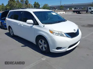 2014 Toyota Sienna LE AAS z VIN 5TDKK3DC7ES432517, wystawiony jako IAAI lot #42479386 z przebiegiem 209 226 mil mil oraz . Historia ofert i sprzedaży dostępna na DreamBid. Obrazek 1.