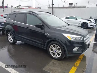 2017 Ford Escape SE z VIN 1FMCU0G96HUD42686, wystawiony jako IAAI lot #41734694 z przebiegiem 65 059 mil mil oraz . Historia ofert i sprzedaży dostępna na DreamBid. Obrazek 1.