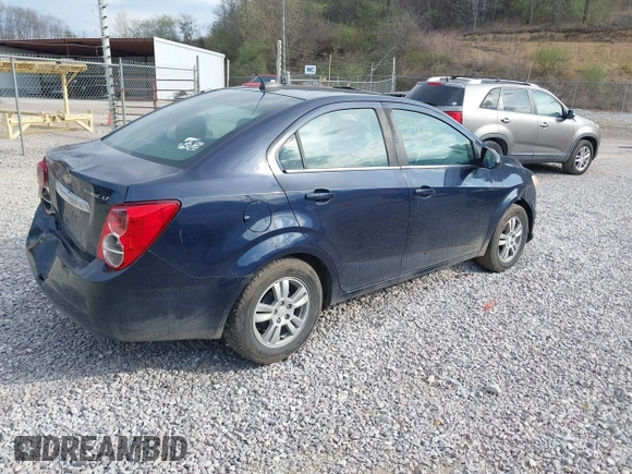 2015 Chevrolet Sonic LT z VIN 1G1JC5SH2F4114880, wystawiony jako IAAI lot #41911106 z przebiegiem 148 429 mil mil oraz . Historia ofert i sprzedaży dostępna na DreamBid. Obrazek 4.