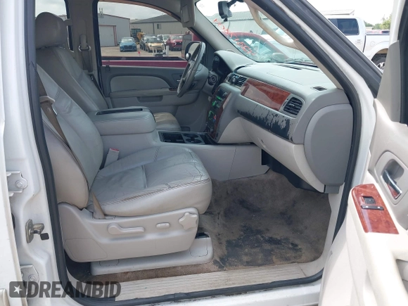 2011 Chevrolet Tahoe LT z VIN 1GNSCBE0XBR135285, wystawiony jako IAAI lot #42317804 z przebiegiem 301 967 mil mil oraz . Historia ofert i sprzedaży dostępna na DreamBid. Obrazek 5.