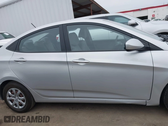 2013 Hyundai Accent GLS z VIN KMHCT4AE3DU548980, wystawiony jako IAAI lot #41562618 z przebiegiem 62 704 mil mil oraz . Historia ofert i sprzedaży dostępna na DreamBid. Obrazek 14.