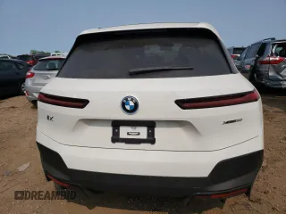 2023 BMW iX xDrive50 z VIN WB523CF03PCL70680, wystawiony jako Copart lot #52704593 z przebiegiem 1621 mil mil oraz . Historia ofert i sprzedaży dostępna na DreamBid. Obrazek 6.