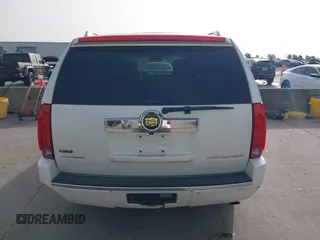 2011 Cadillac Escalade ESV Platinum z VIN 1GYS3KEF2BR134431, wystawiony jako IAAI lot #42238533 z przebiegiem 192 782 mil mil oraz . Historia ofert i sprzedaży dostępna na DreamBid. Obrazek 16.