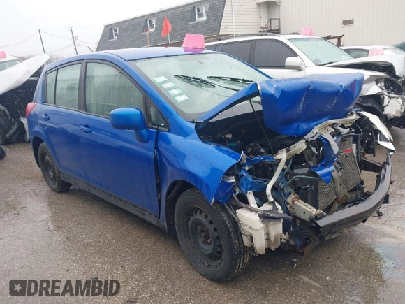 2007 Nissan Versa S z VIN 3N1BC13E37L378536, wystawiony jako IAAI lot #39107705 z przebiegiem 154 183 mil mil oraz . Historia ofert i sprzedaży dostępna na DreamBid. Obrazek 1.