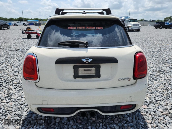 2015 MINI Hardtop 4 Door S z VIN WMWXU3C50F2B56953, wystawiony jako Copart lot #58579615 z przebiegiem Nie podano mil oraz Szkoda całkowita • Salvage title. Historia ofert i sprzedaży dostępna na DreamBid. Obrazek 6.
