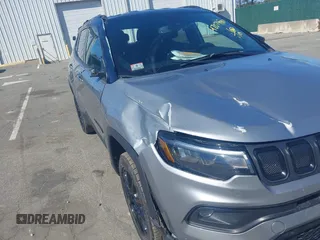 2022 Jeep Compass Latitude z VIN 3C4NJDBB4NT197015, wystawiony jako IAAI lot #42074901 z przebiegiem 61 498 mil mil oraz . Historia ofert i sprzedaży dostępna na DreamBid. Obrazek 6.