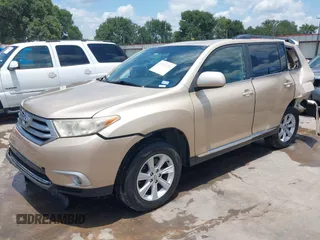 2011 Toyota Highlander z VIN 5TDBK3EH2BS042799, wystawiony jako IAAI lot #39900598 z przebiegiem 232 331 mil mil oraz . Historia ofert i sprzedaży dostępna na DreamBid. Obrazek 2.