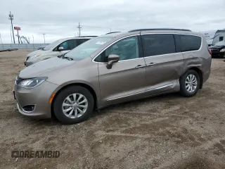 2017 Chrysler Pacifica Touring L z VIN 2C4RC1BG2HR579623, wystawiony jako Copart lot #57656375 z przebiegiem 82 551 mil mil oraz Szkoda całkowita • Salvage title. Historia ofert i sprzedaży dostępna na DreamBid. Obrazek 1.