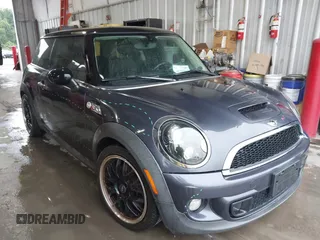 2012 MINI Hardtop S z VIN WMWSV3C53CTY17546, wystawiony jako IAAI lot #42312660 z przebiegiem 100 188 mil mil oraz . Historia ofert i sprzedaży dostępna na DreamBid. Obrazek 1.