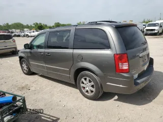 2010 Chrysler Town & Country Touring z VIN 2A4RR5D16AR415368, wystawiony jako Copart lot #55738015 z przebiegiem 127 871 mil mil oraz Szkoda całkowita • Salvage title. Historia ofert i sprzedaży dostępna na DreamBid. Obrazek 2.