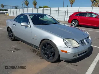 1998 Mercedes-Benz SLK 230/320 z VIN WDBKK47F2WF060371, wystawiony jako IAAI lot #42042948 z przebiegiem 184 052 mil mil oraz . Historia ofert i sprzedaży dostępna na DreamBid. Obrazek 1.