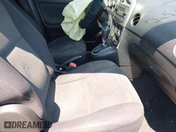 2006 Toyota Matrix STD z VIN 2T1KR32E06C589607, wystawiony jako IAAI lot #42040471 z przebiegiem 244 600 mil mil oraz . Historia ofert i sprzedaży dostępna na DreamBid. Obrazek 5.