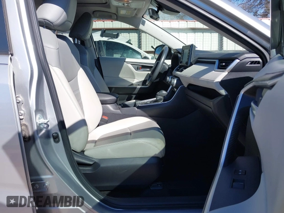 2020 Toyota RAV4 XLE Premium with VIN JTMC1RFV7LJ021069, listed as a IAAI auction lot 41701623 with 25,459 mi miles. Bid and sale history available at carsss.com. Image 5.