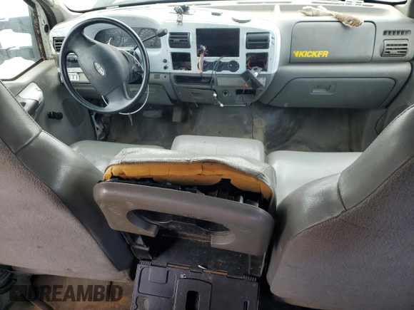 2006 Ford F-250 XL z VIN 1FTSW21516ED71127, wystawiony jako Copart lot #52815955 z przebiegiem 283 978 mil mil oraz Szkoda całkowita • Salvage title. Historia ofert i sprzedaży dostępna na DreamBid. Obrazek 8.