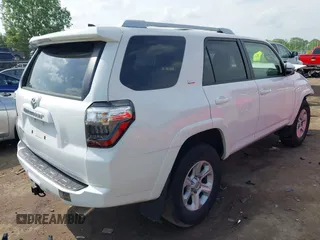 2018 Toyota 4Runner SR5 z VIN JTEBU5JR7J5529002, wystawiony jako IAAI lot #42238283 z przebiegiem 19 243 mil mil oraz . Historia ofert i sprzedaży dostępna na DreamBid. Obrazek 4.