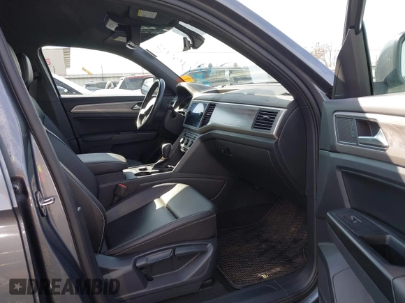 2020 Volkswagen Atlas SE z VIN 1V21E2CA9LC211835, wystawiony jako IAAI lot #41574645 z przebiegiem 50 586 mil mil oraz . Historia ofert i sprzedaży dostępna na DreamBid. Obrazek 5.