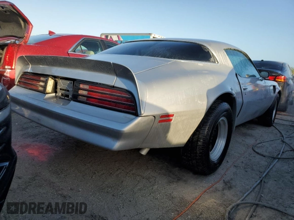 1977 Pontiac Firebird z VIN 2W87Z7N152633, wystawiony jako Copart lot #41438935 z przebiegiem 17 837 mil mil oraz Nie do naprawy • Non repairable. Historia ofert i sprzedaży dostępna na DreamBid. Obrazek 3.