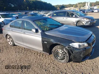 2013 BMW 5 Series 528i xDrive with VIN WBAXH5C5XDD112537, listed as a IAAI auction lot 40585977 with 999,999 mi miles. Bid and sale history available at carsss.com. Image 1.